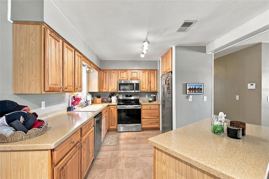 For Sale: $330,000 (3 beds, 2 baths, 1959 Square Feet)