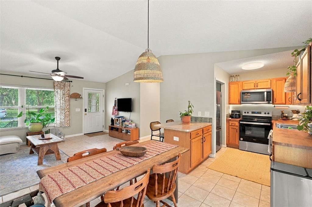 For Sale: $284,000 (3 beds, 2 baths, 1021 Square Feet)