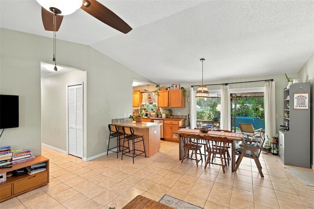 For Sale: $284,000 (3 beds, 2 baths, 1021 Square Feet)