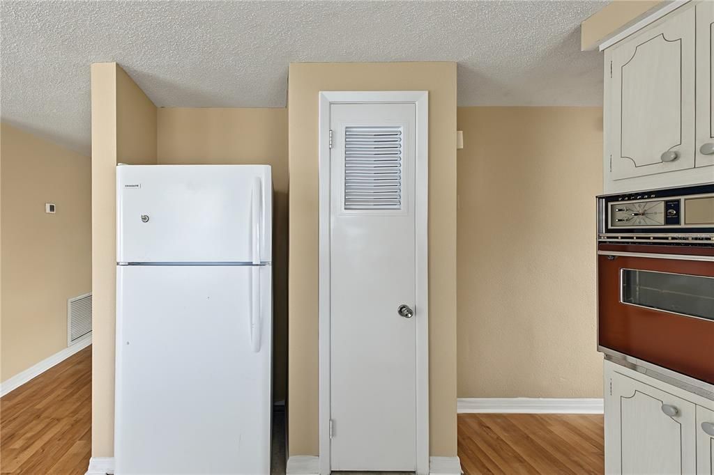 На продажу: $197,000 (2 спален, 1 ванн, 994 Квадратных фут)