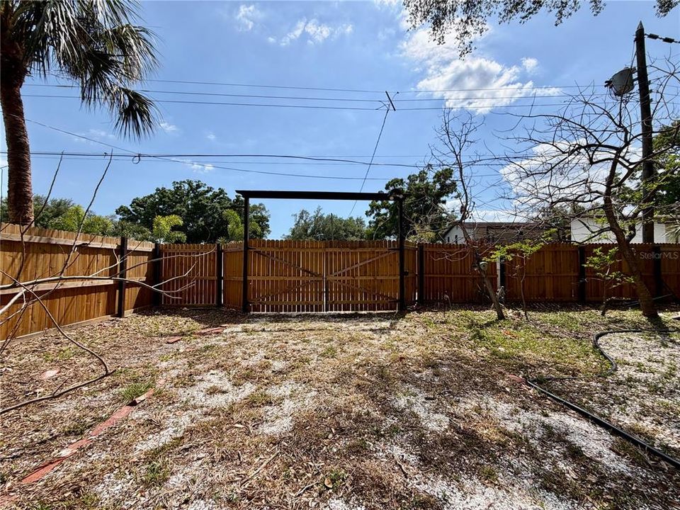 For Rent: $2,400 (2 beds, 1 baths, 972 Square Feet)