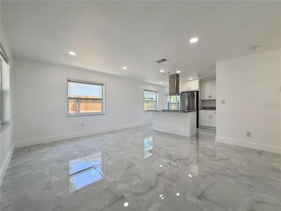 For Rent: $2,400 (2 beds, 1 baths, 972 Square Feet)