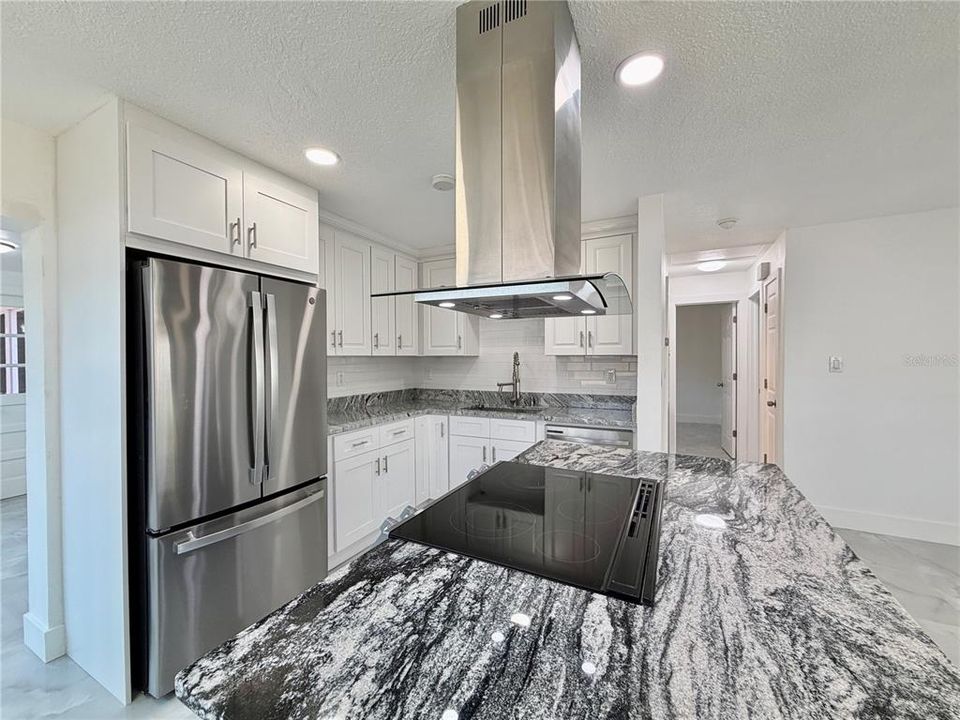For Rent: $2,400 (2 beds, 1 baths, 972 Square Feet)