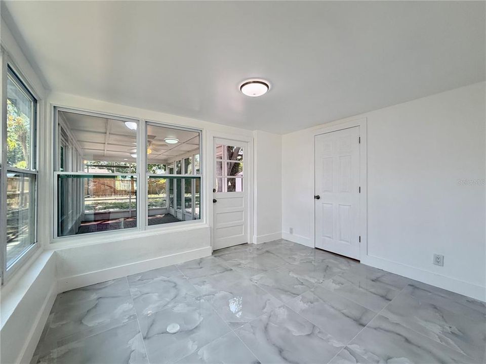 For Rent: $2,400 (2 beds, 1 baths, 972 Square Feet)