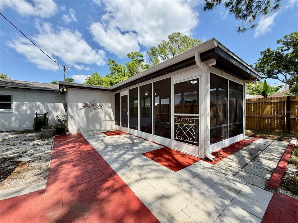 For Rent: $2,400 (2 beds, 1 baths, 972 Square Feet)