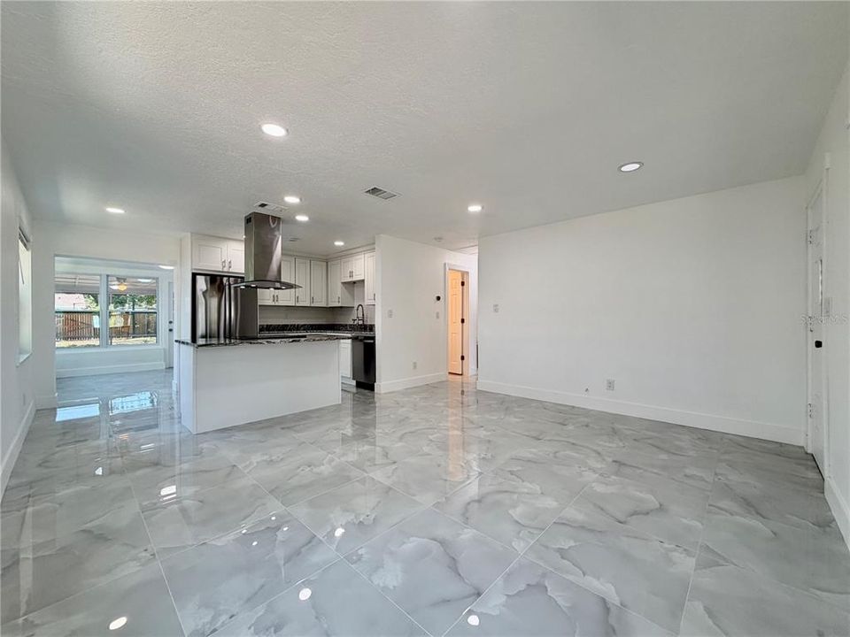 For Rent: $2,400 (2 beds, 1 baths, 972 Square Feet)