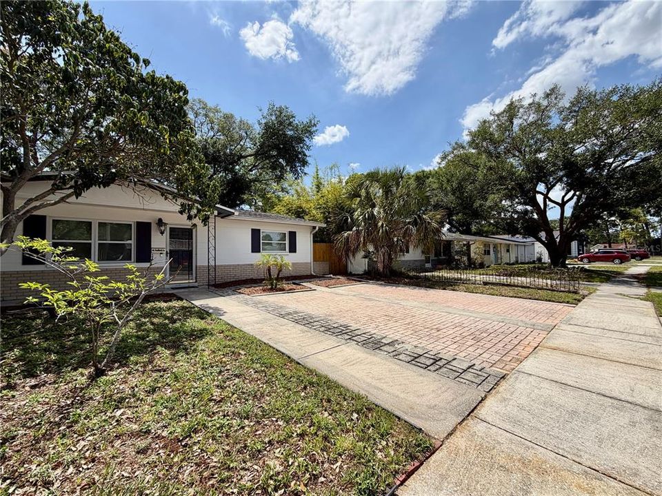 For Rent: $2,400 (2 beds, 1 baths, 972 Square Feet)