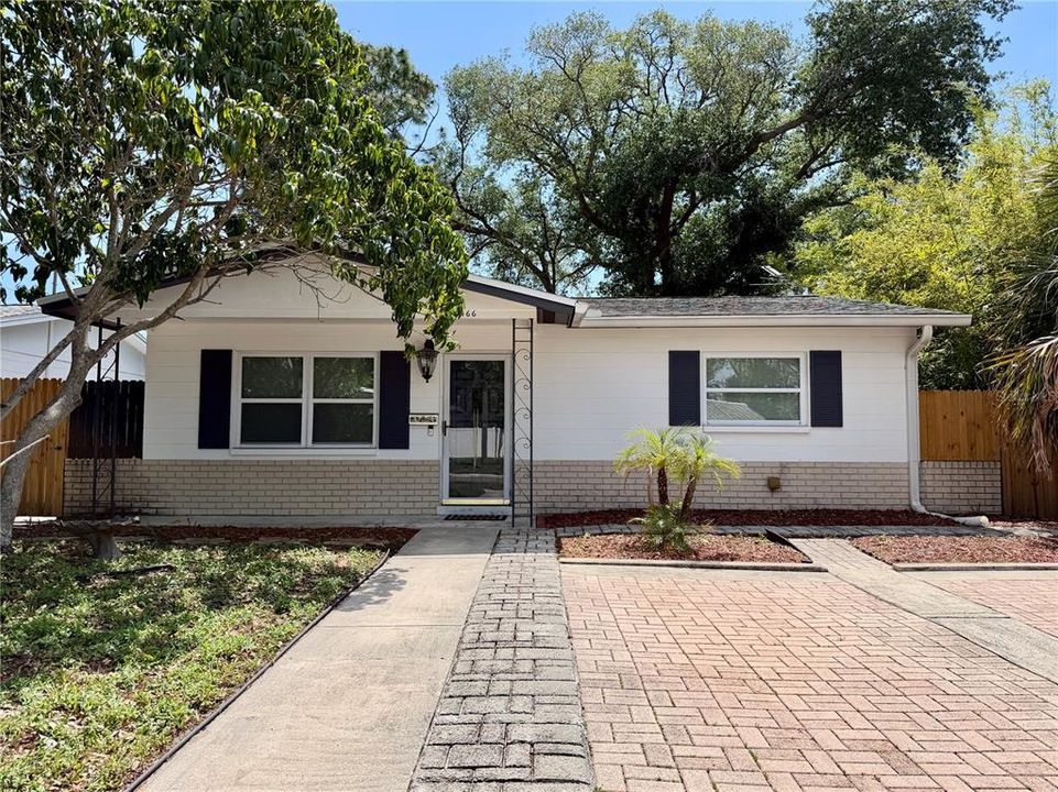For Rent: $2,400 (2 beds, 1 baths, 972 Square Feet)