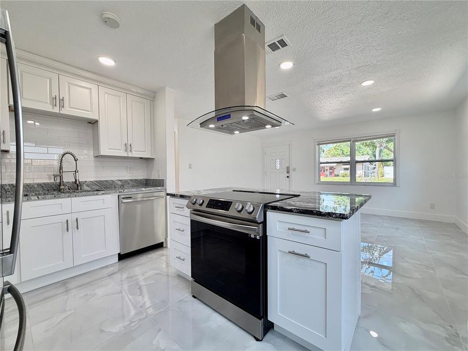 For Rent: $2,400 (2 beds, 1 baths, 972 Square Feet)