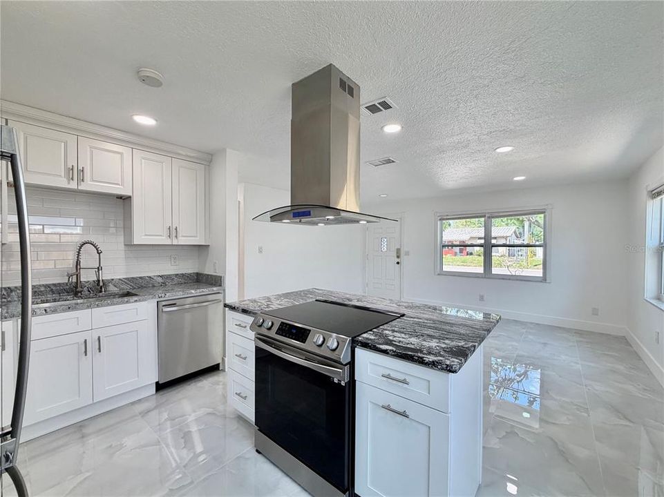 For Rent: $2,400 (2 beds, 1 baths, 972 Square Feet)