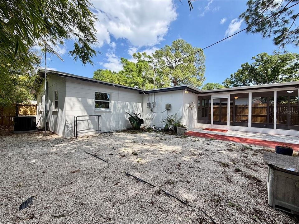 For Rent: $2,400 (2 beds, 1 baths, 972 Square Feet)