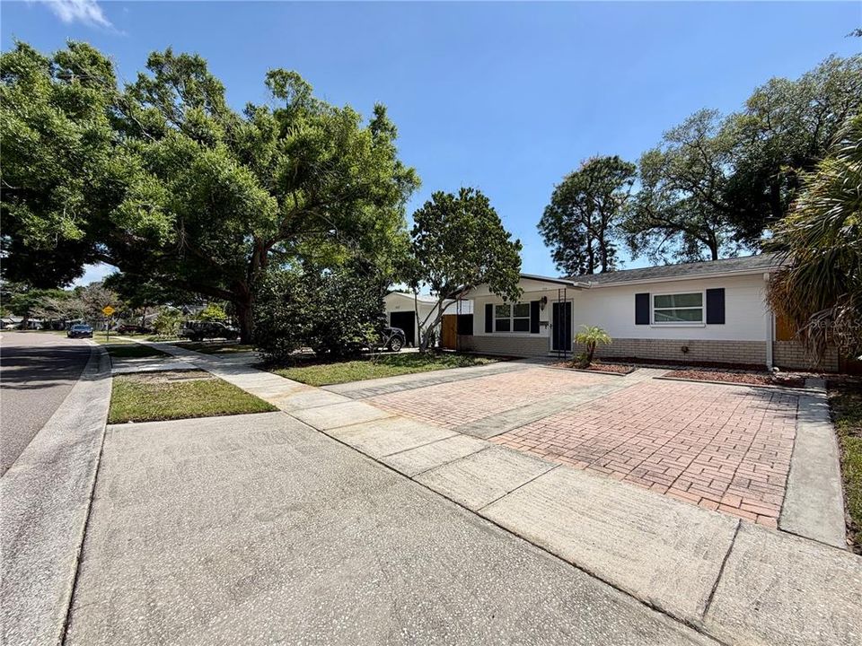 For Rent: $2,400 (2 beds, 1 baths, 972 Square Feet)