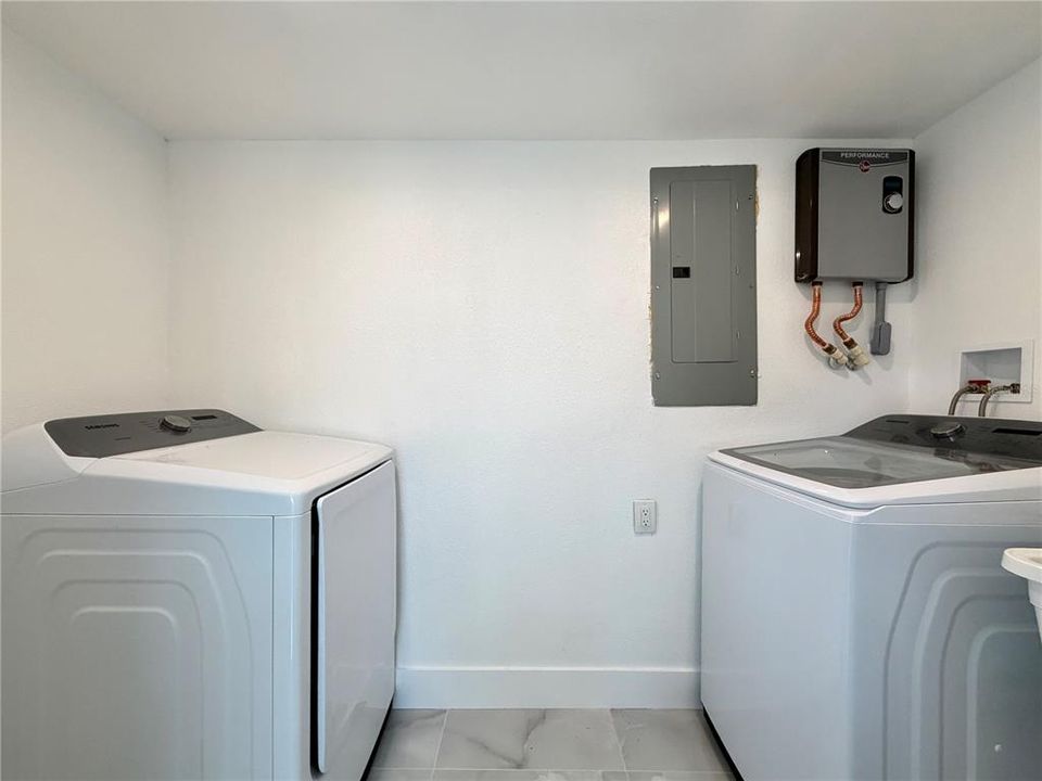 For Rent: $2,400 (2 beds, 1 baths, 972 Square Feet)