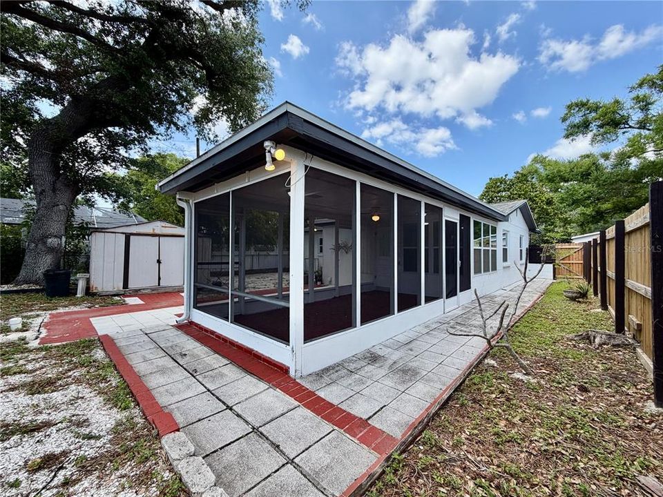 For Rent: $2,400 (2 beds, 1 baths, 972 Square Feet)