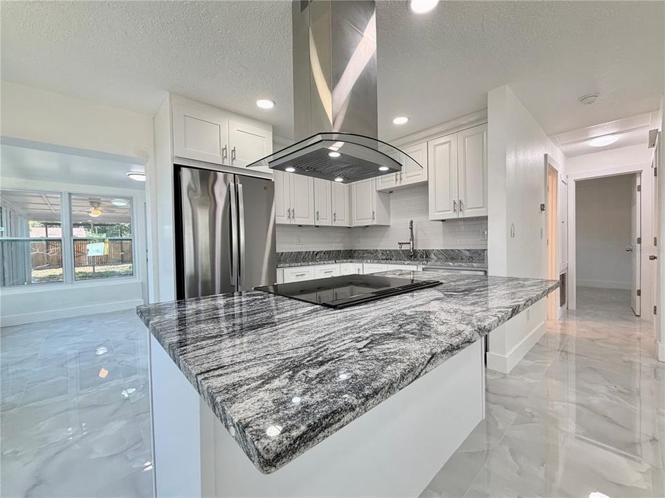 For Rent: $2,400 (2 beds, 1 baths, 972 Square Feet)