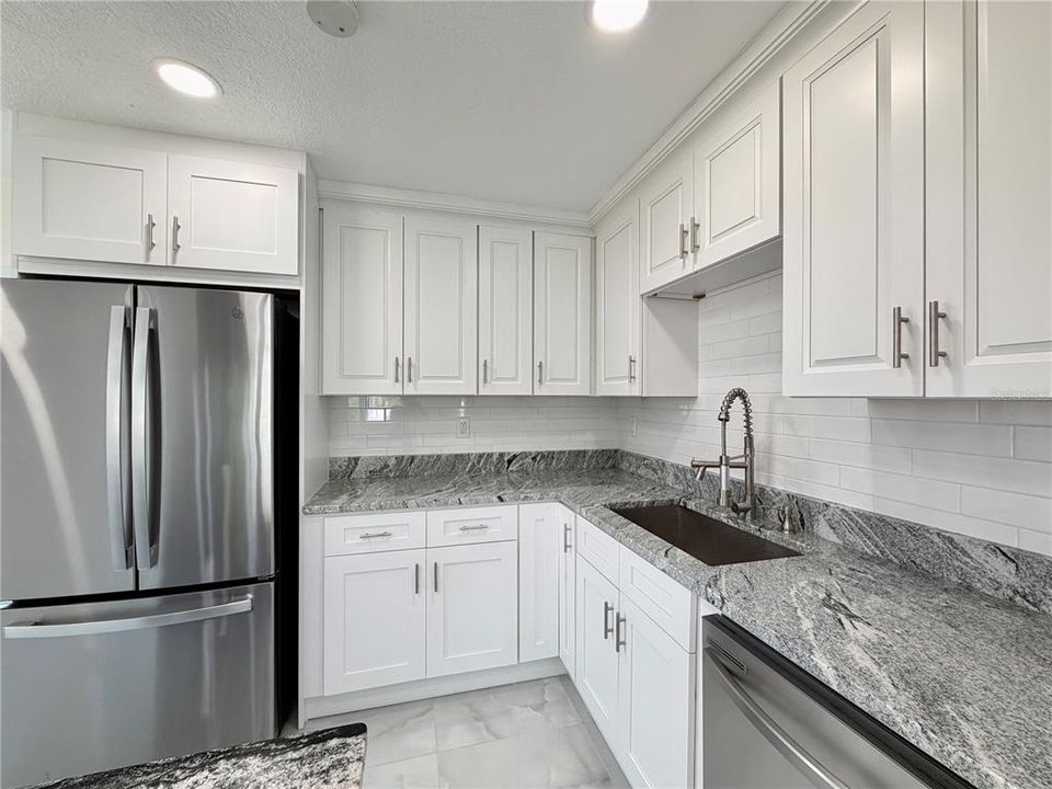 For Rent: $2,400 (2 beds, 1 baths, 972 Square Feet)