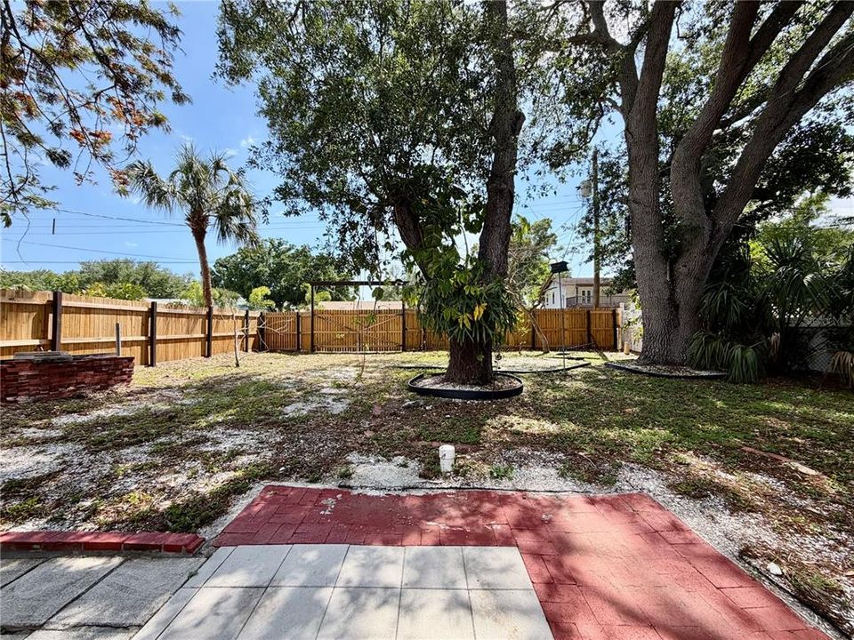For Rent: $2,400 (2 beds, 1 baths, 972 Square Feet)