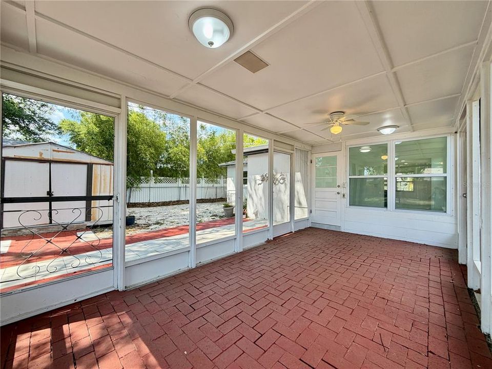 For Rent: $2,400 (2 beds, 1 baths, 972 Square Feet)