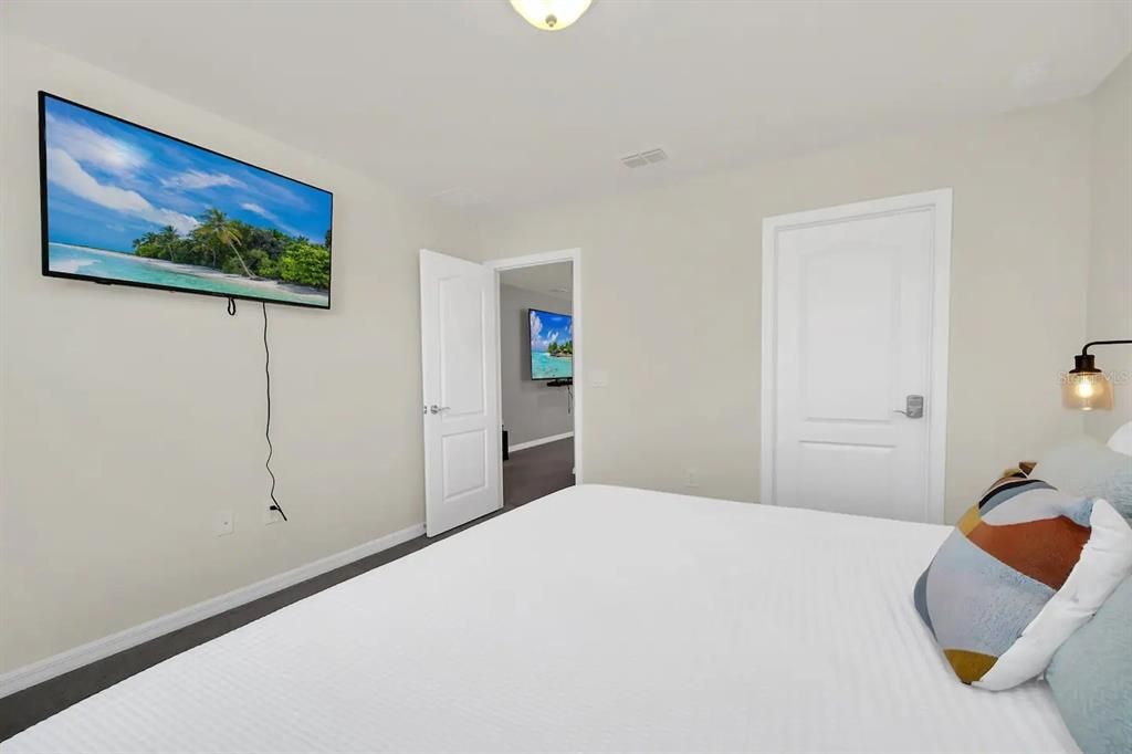 For Sale: $579,000 (7 beds, 5 baths, 3176 Square Feet)