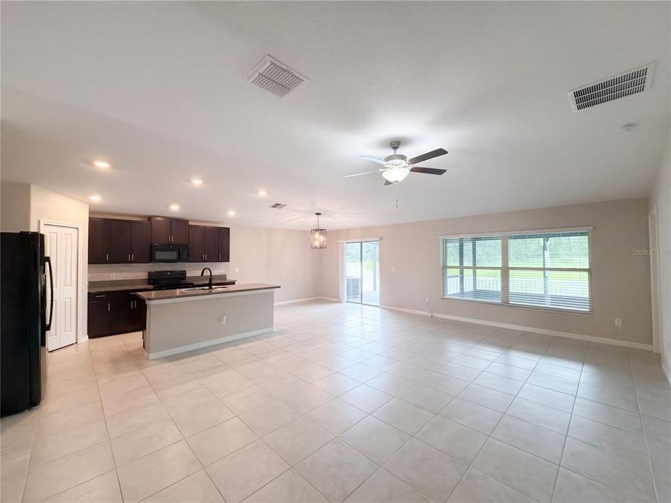 En Venta: $329,000 (4 camas, 2 baños, 1918 Pies cuadrados)
