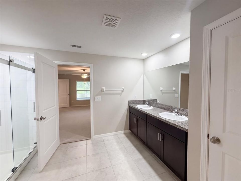 En Venta: $329,000 (4 camas, 2 baños, 1918 Pies cuadrados)