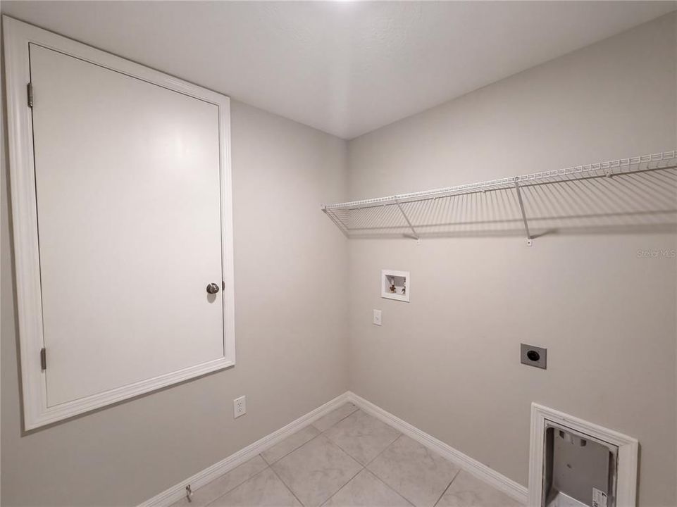 En Venta: $329,000 (4 camas, 2 baños, 1918 Pies cuadrados)