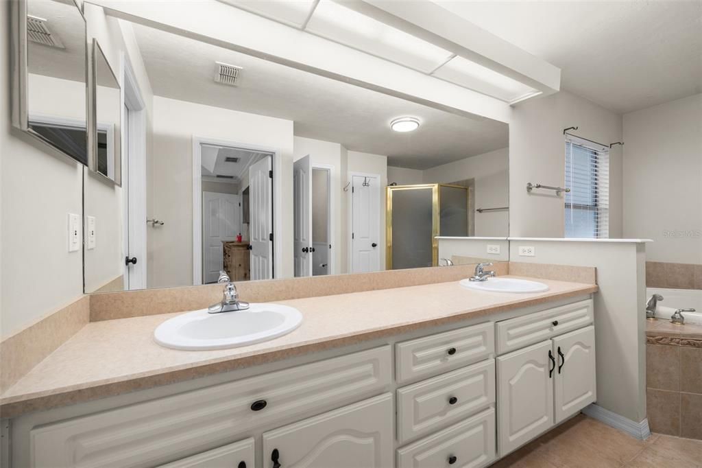 En Venta: $535,000 (4 camas, 3 baños, 2206 Pies cuadrados)