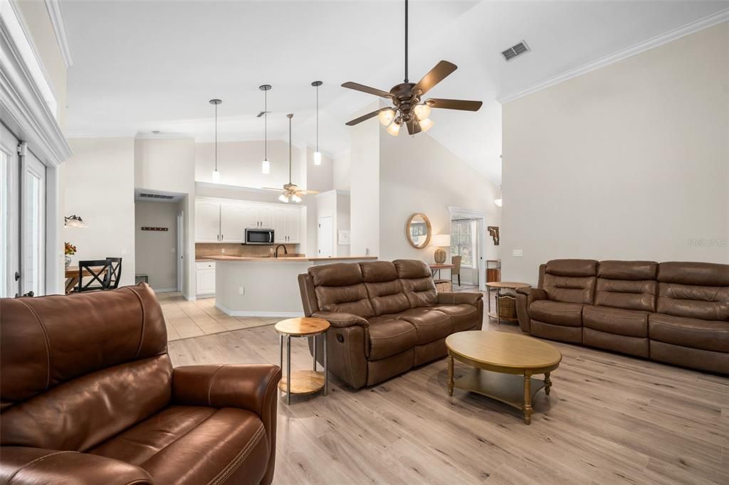 En Venta: $535,000 (4 camas, 3 baños, 2206 Pies cuadrados)