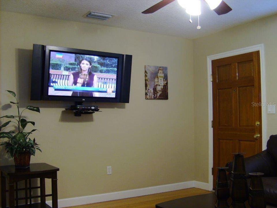 For Rent: $2,125 (2 beds, 1 baths, 900 Square Feet)