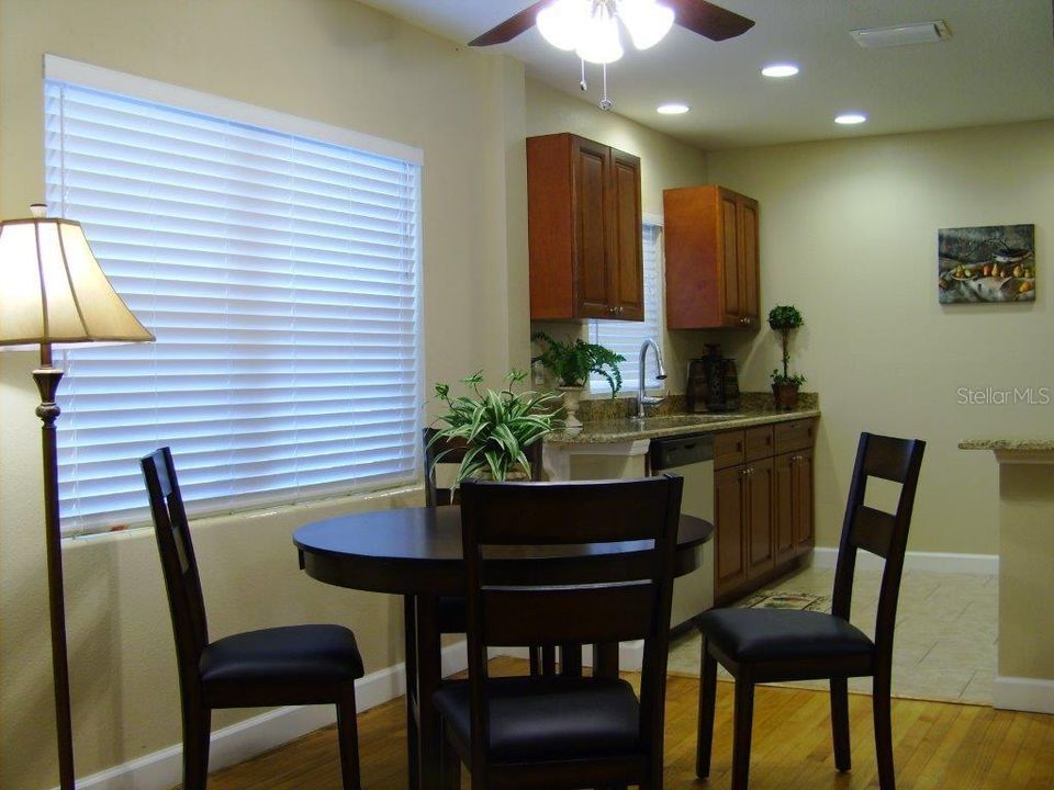 For Rent: $2,125 (2 beds, 1 baths, 900 Square Feet)