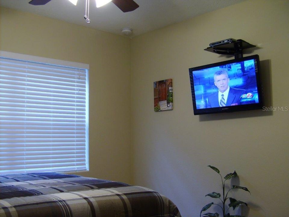 For Rent: $2,125 (2 beds, 1 baths, 900 Square Feet)