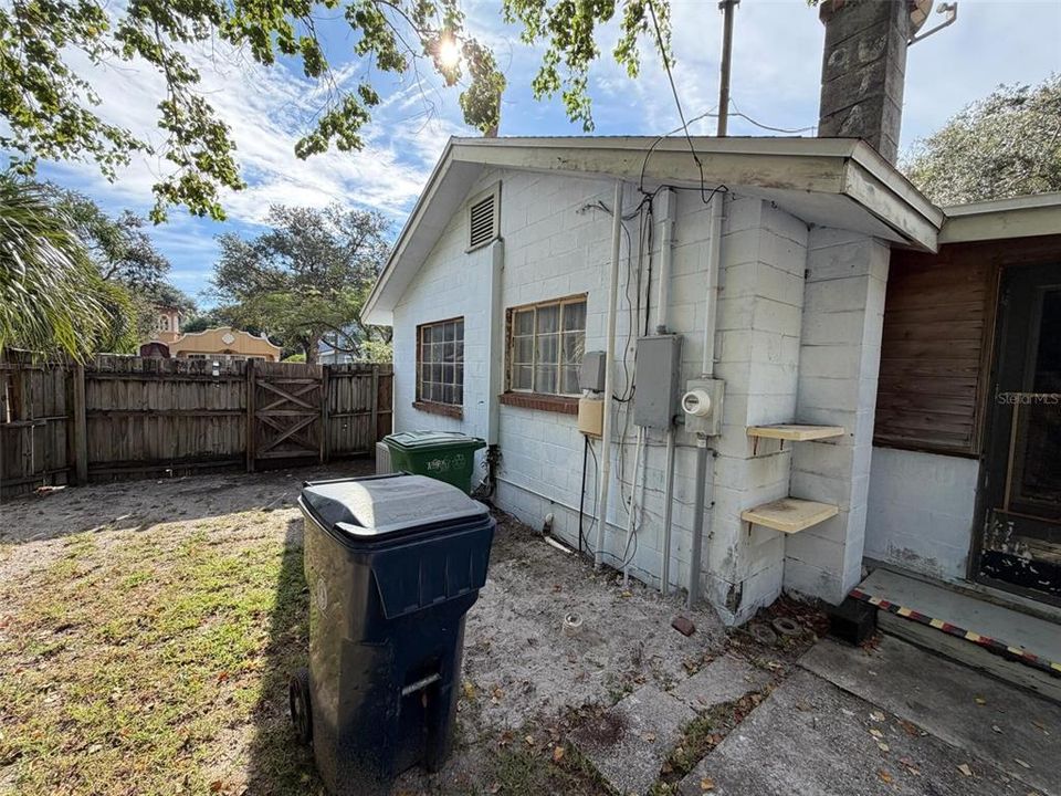 For Sale: $375,000 (3 beds, 1 baths, 1031 Square Feet)