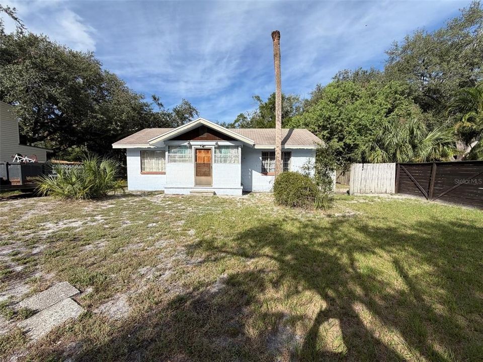 For Sale: $375,000 (3 beds, 1 baths, 1031 Square Feet)