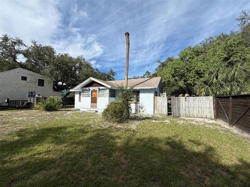 For Sale: $375,000 (3 beds, 1 baths, 1031 Square Feet)