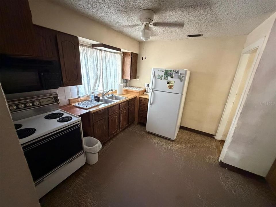 For Sale: $375,000 (3 beds, 1 baths, 1031 Square Feet)