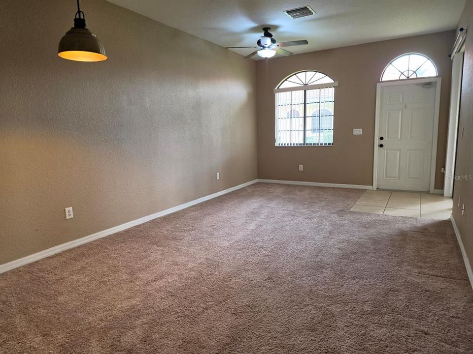 For Rent: $1,400 (2 beds, 2 baths, 923 Square Feet)