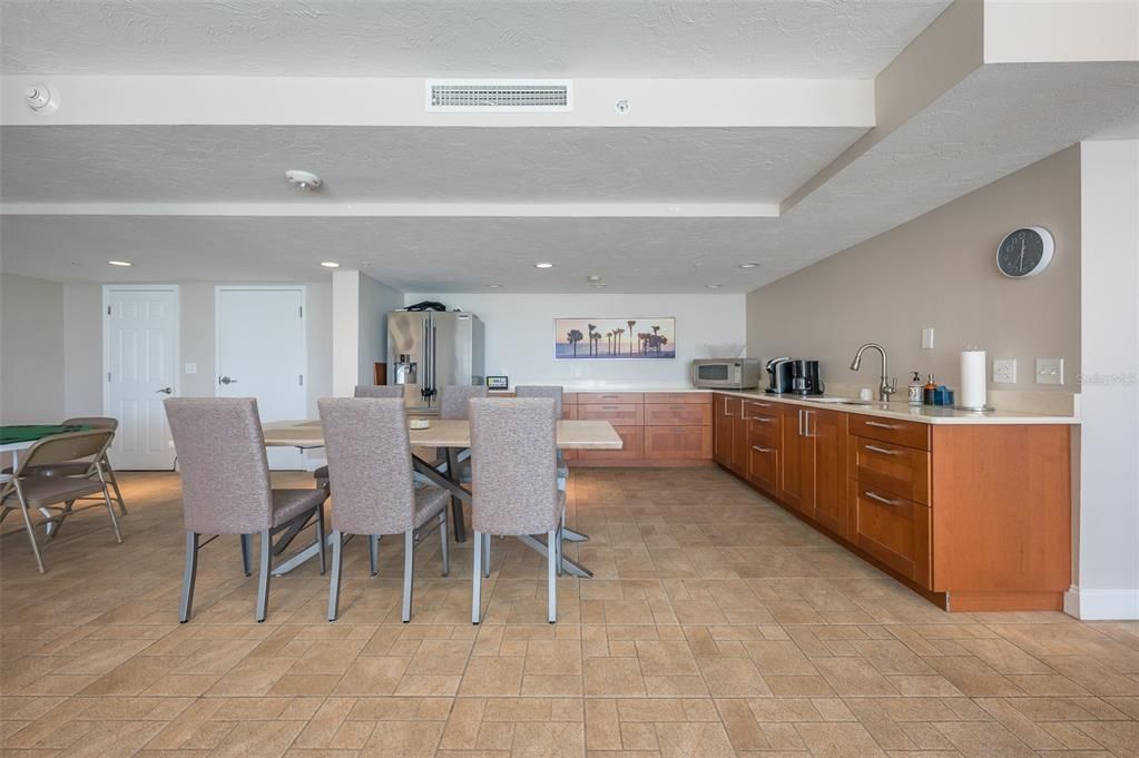 For Sale: $435,000 (1 beds, 2 baths, 985 Square Feet)