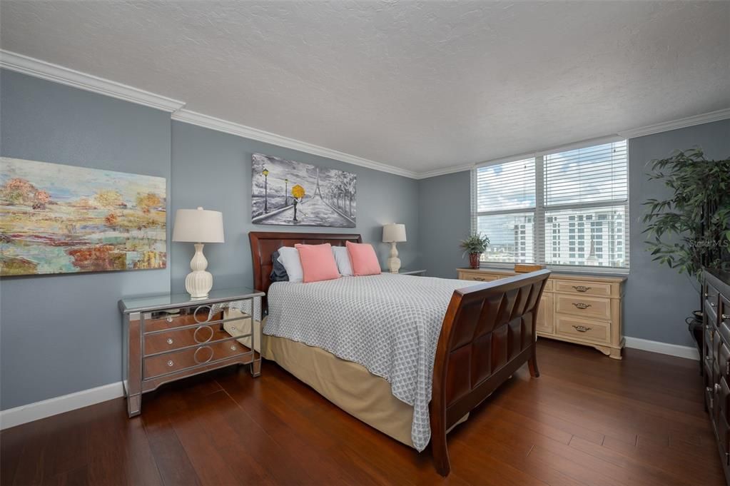 For Sale: $435,000 (1 beds, 2 baths, 985 Square Feet)