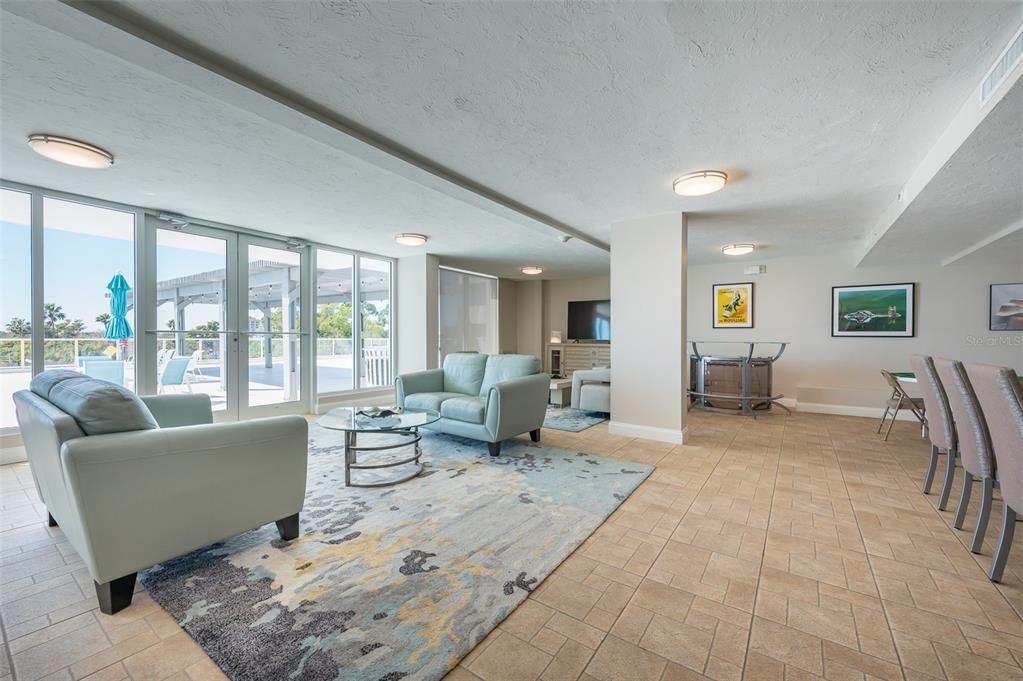For Sale: $435,000 (1 beds, 2 baths, 985 Square Feet)