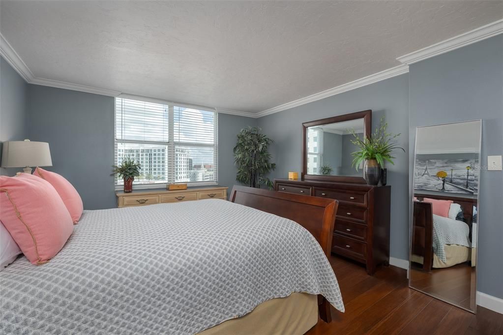 For Sale: $435,000 (1 beds, 2 baths, 985 Square Feet)