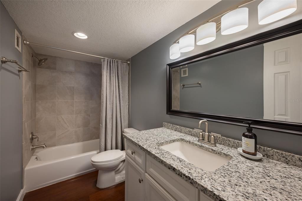 For Sale: $435,000 (1 beds, 2 baths, 985 Square Feet)
