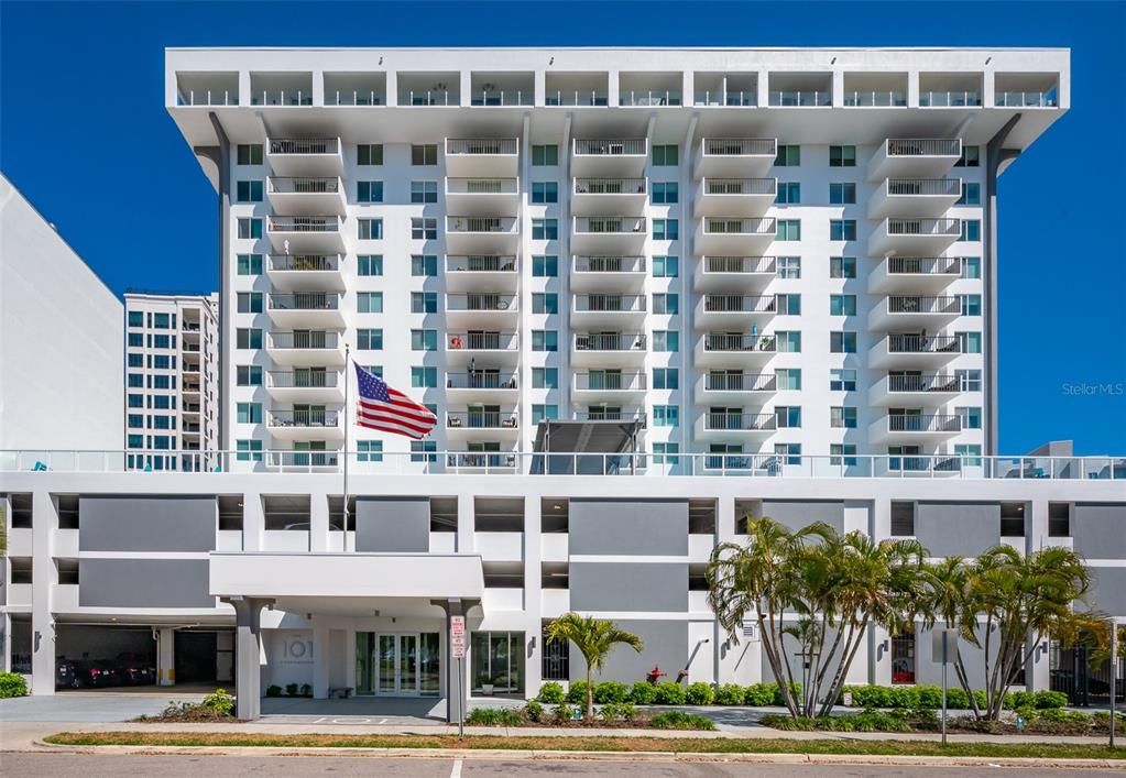 For Sale: $435,000 (1 beds, 2 baths, 985 Square Feet)