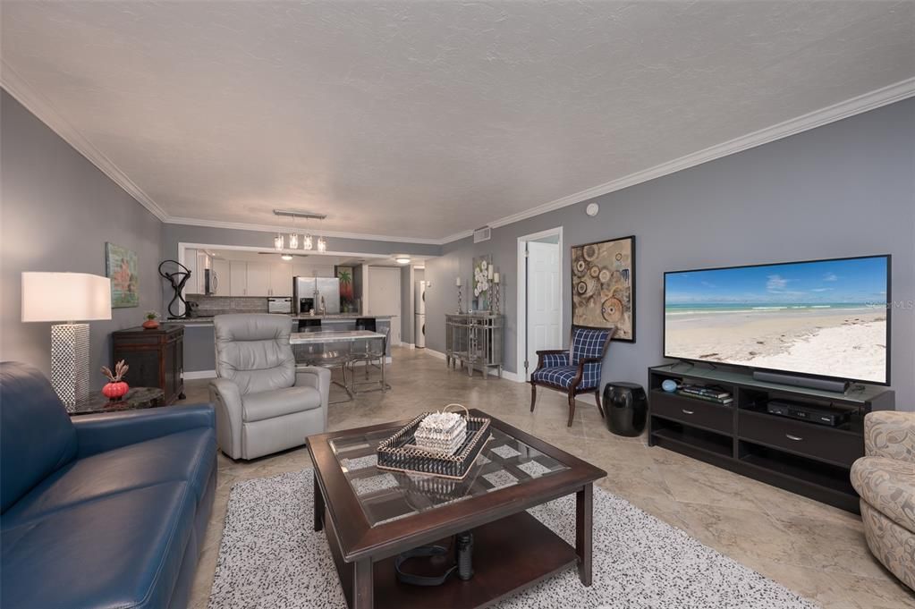 For Sale: $435,000 (1 beds, 2 baths, 985 Square Feet)