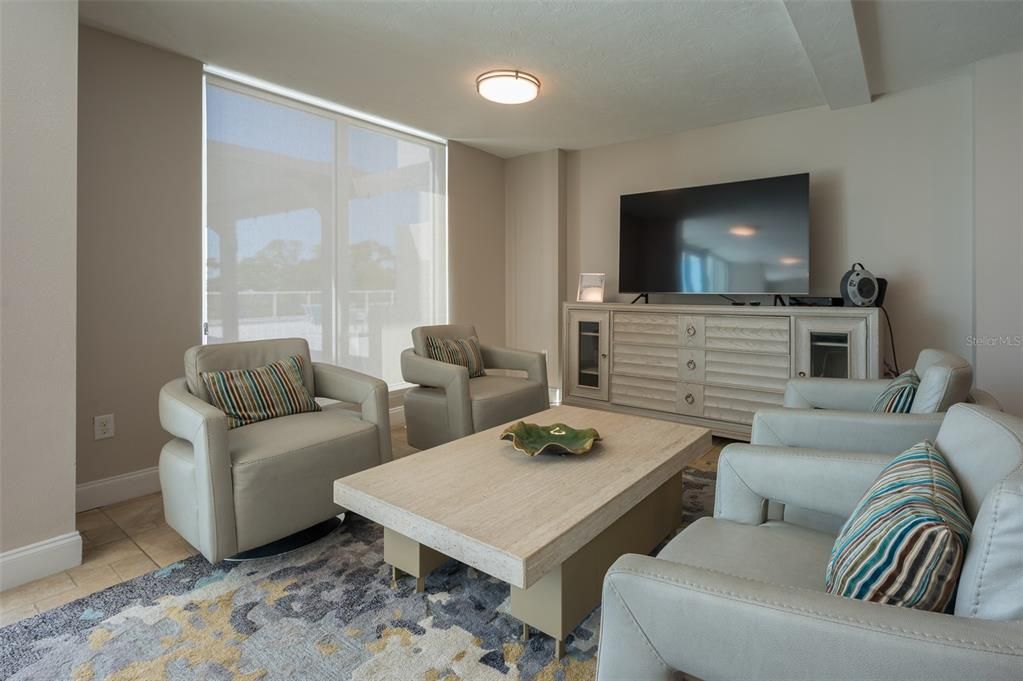 For Sale: $435,000 (1 beds, 2 baths, 985 Square Feet)
