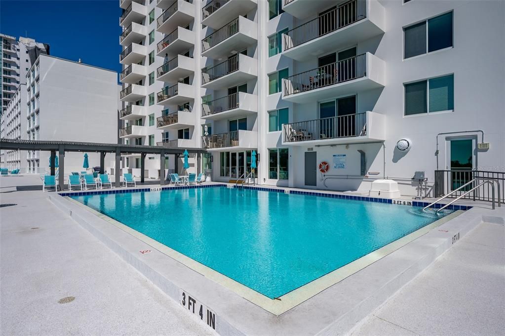 For Sale: $435,000 (1 beds, 2 baths, 985 Square Feet)