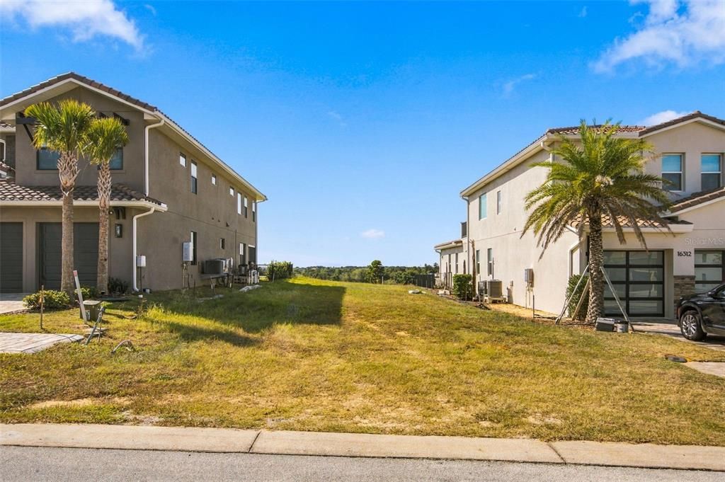 На продажу: $299,000 (0.13 acres)