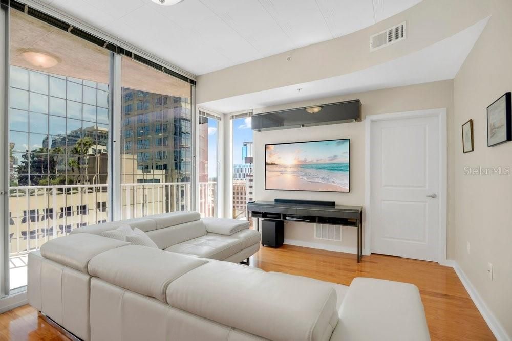 For Sale: $289,900 (2 beds, 2 baths, 1261 Square Feet)
