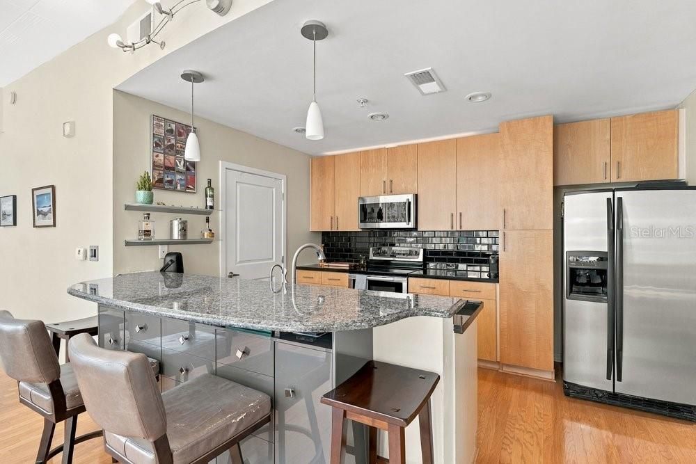 For Sale: $289,900 (2 beds, 2 baths, 1261 Square Feet)