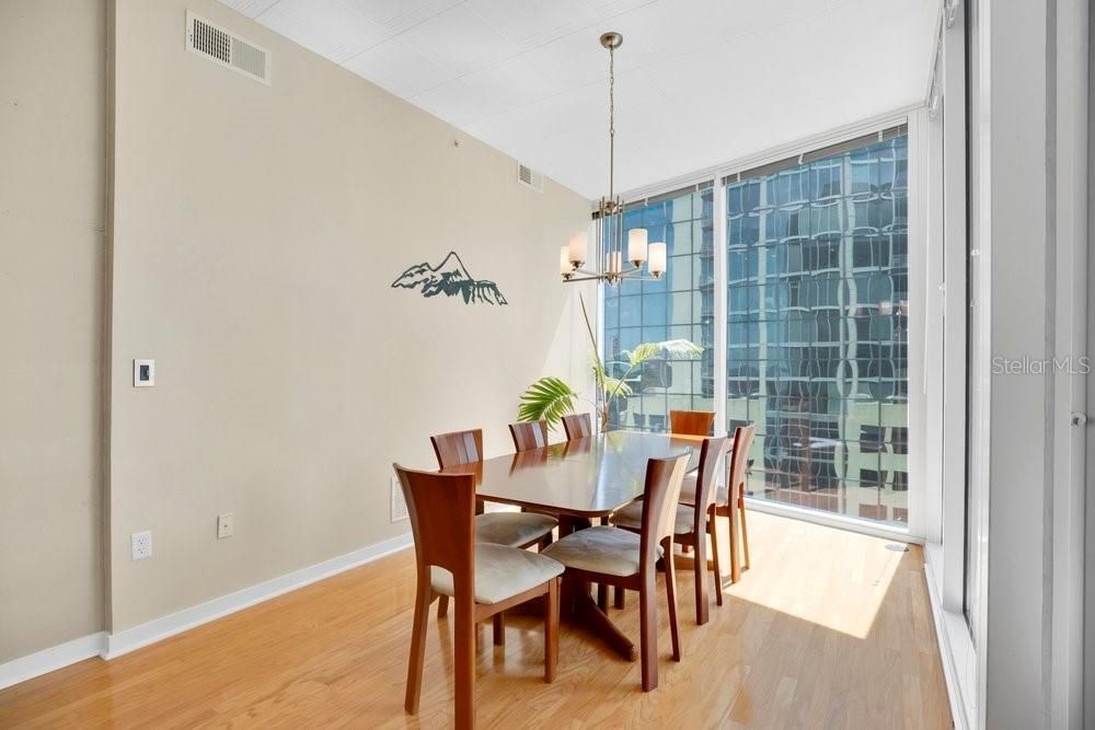 For Sale: $289,900 (2 beds, 2 baths, 1261 Square Feet)