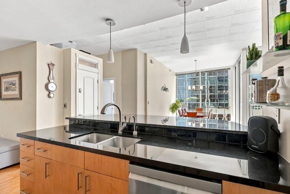 For Sale: $289,900 (2 beds, 2 baths, 1261 Square Feet)
